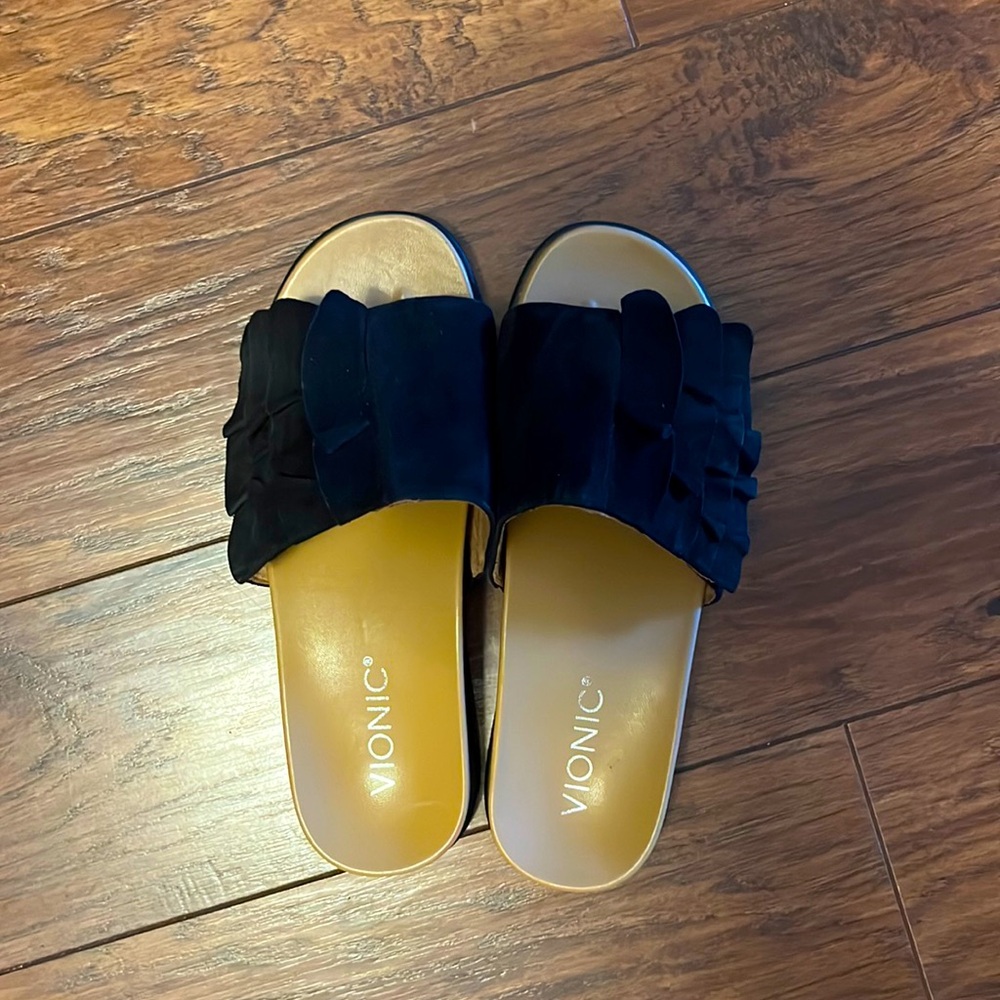 Vionic size 6 wide